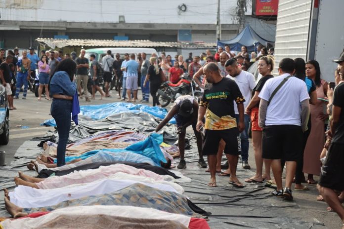 112849796-ri-rio-29-10-2025-moradores-levam-dezenas-de-corpos-para-praca-na-penha-apos-operacao-ma.j.jpeg